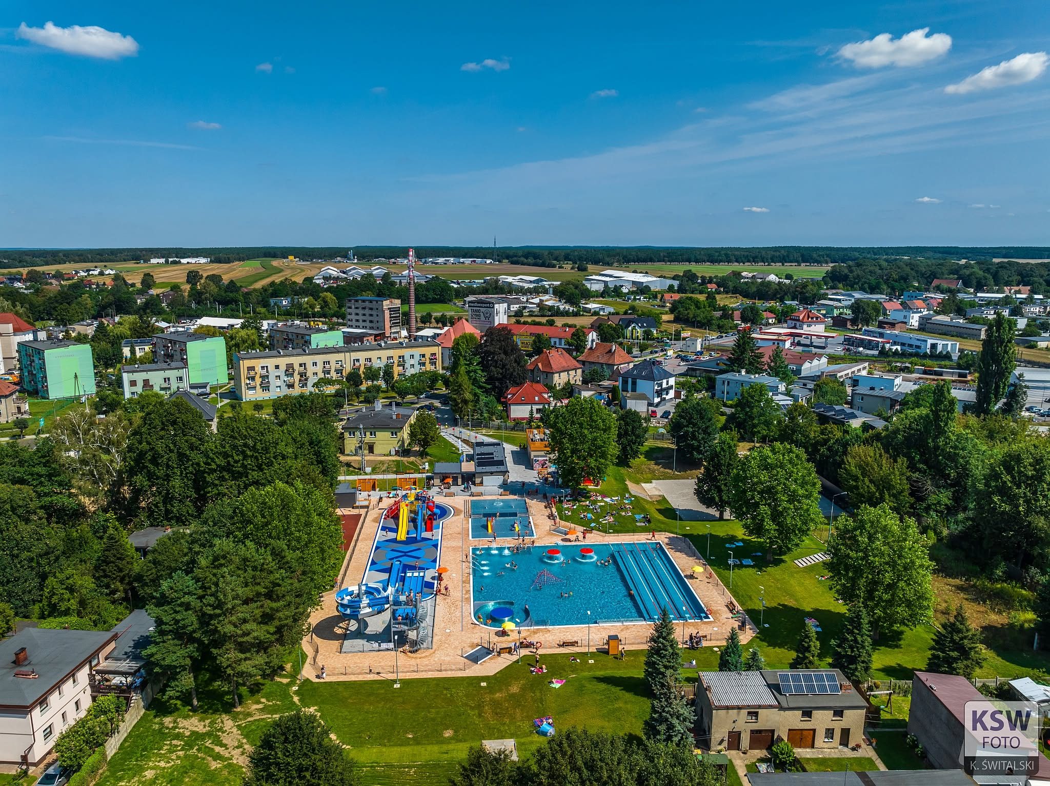 Olesno z lotu ptaka z Basenem Letnim wśród zieleni