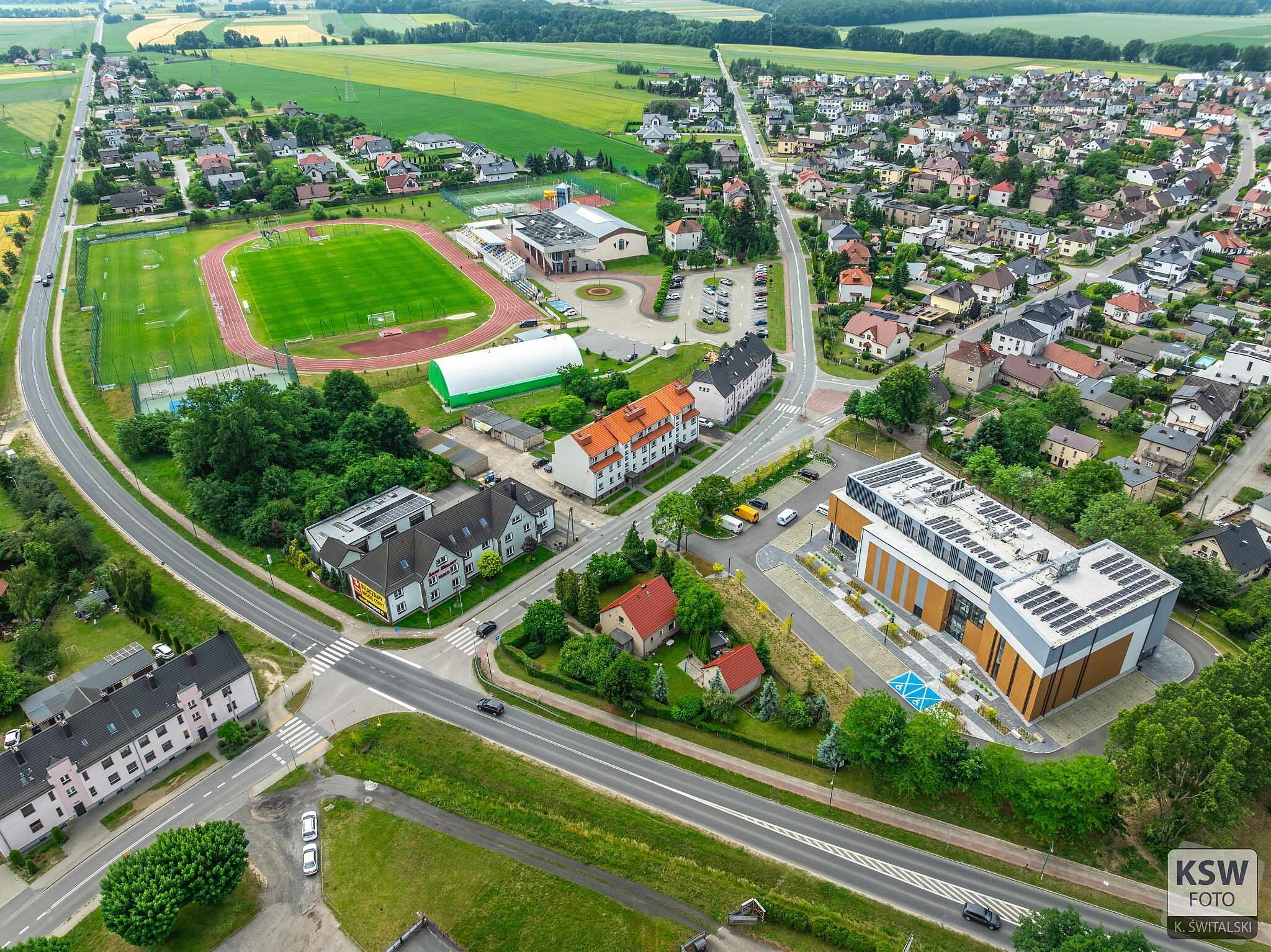 Kompleks MCSiR w Oleśnie z lotu ptaka: stadion, hala sportowa i Centrum „5 Poziom”